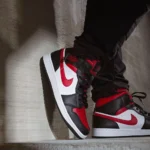 Nike Air Jordan 1 Mid GS Black Fire Red Nero Rosso Bianco 554725 079 ragazzi ragazza bambino bambina scuola alexander john shoes alex john scarpe AXJN AlexanderJohn.it