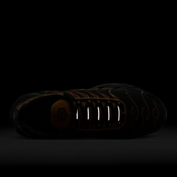 scarpe_nike_tn_air_air_max_plus_Black_sundial_nero_arancio_DM0032_007_3 copia Nike Tn Air Max Plus Black Sundial DM0032 007 Scarpe orange military AXJN Alexanderjohn.it