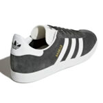 Adidas Gazelle Grigio Bianco Uomo BB5480 Scarpe da Uomo • AXJN Alexanderjohn.it