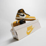 Nike Air Jordan 1 Retro High OG Yellow Ochre Uomo DZ5485 701 | AXJN Alexander John shoes alexanderjohn.it scarpe alte stivaletto Jordan
