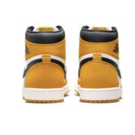 Nike Air Jordan 1 Retro High OG Yellow Ochre Uomo DZ5485 701 | AXJN Alexander John shoes alexanderjohn.it scarpe alte stivaletto Jordan