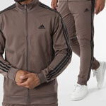 Adidas Tuta Completa Uomo 3 Stripes Essentials Acetata Marrone JD9862 alexanderjohn.it shoes tracksuits AXJN Alexander John