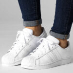 Scarpe Donna Ragazzi junior unisex del brand ADIDAS SUPERSTAR J Bianco Junior EF5399 Scopri tutti i modelli su Alexanderjohn.it scuola skate palestra ginnastica tempo libero