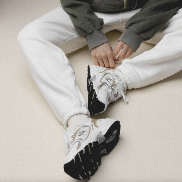 New Balance 530 Bianco Gold MR530RD Scarpe Unisex del brand New Balance 530 Bianco Gold Unisex MR530RD , scopri tutti i prodotti Autentici su  Alexanderjohn.it