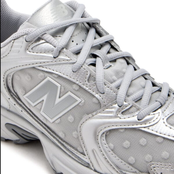 New Balance 530 Grigio Argento U530HFZ Scarpe Donna del brand New Balance 530 Grigio Argento Donna U530HFZ, scopri tutti i prodotti Autentici su Alexanderjohn.it